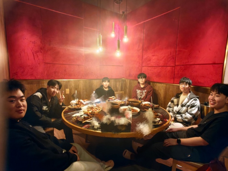 IG发布选手聚餐合照：晚上训练结束后🍍生日大家一起出去吃个饭